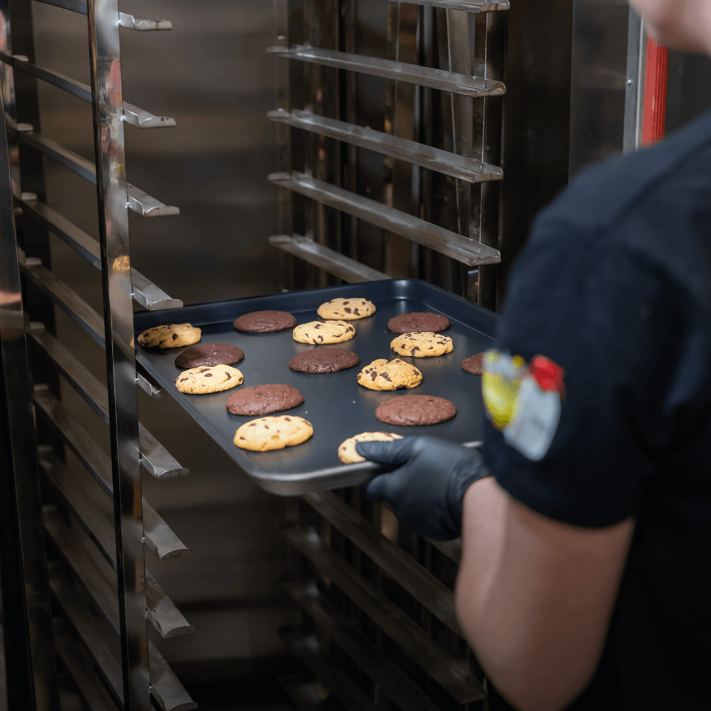 Biscoitos de THC no forno em plano aproximado