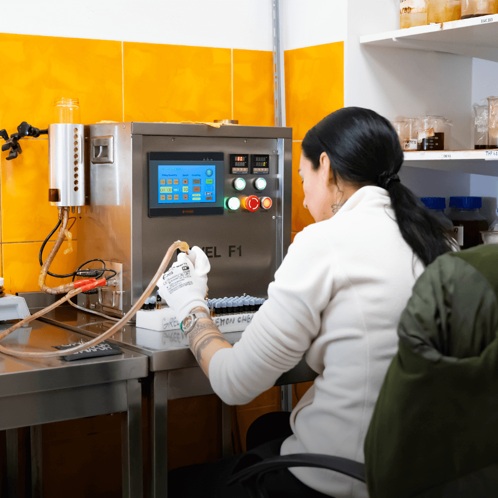 Mulher está a produzir vaporizadores de THC